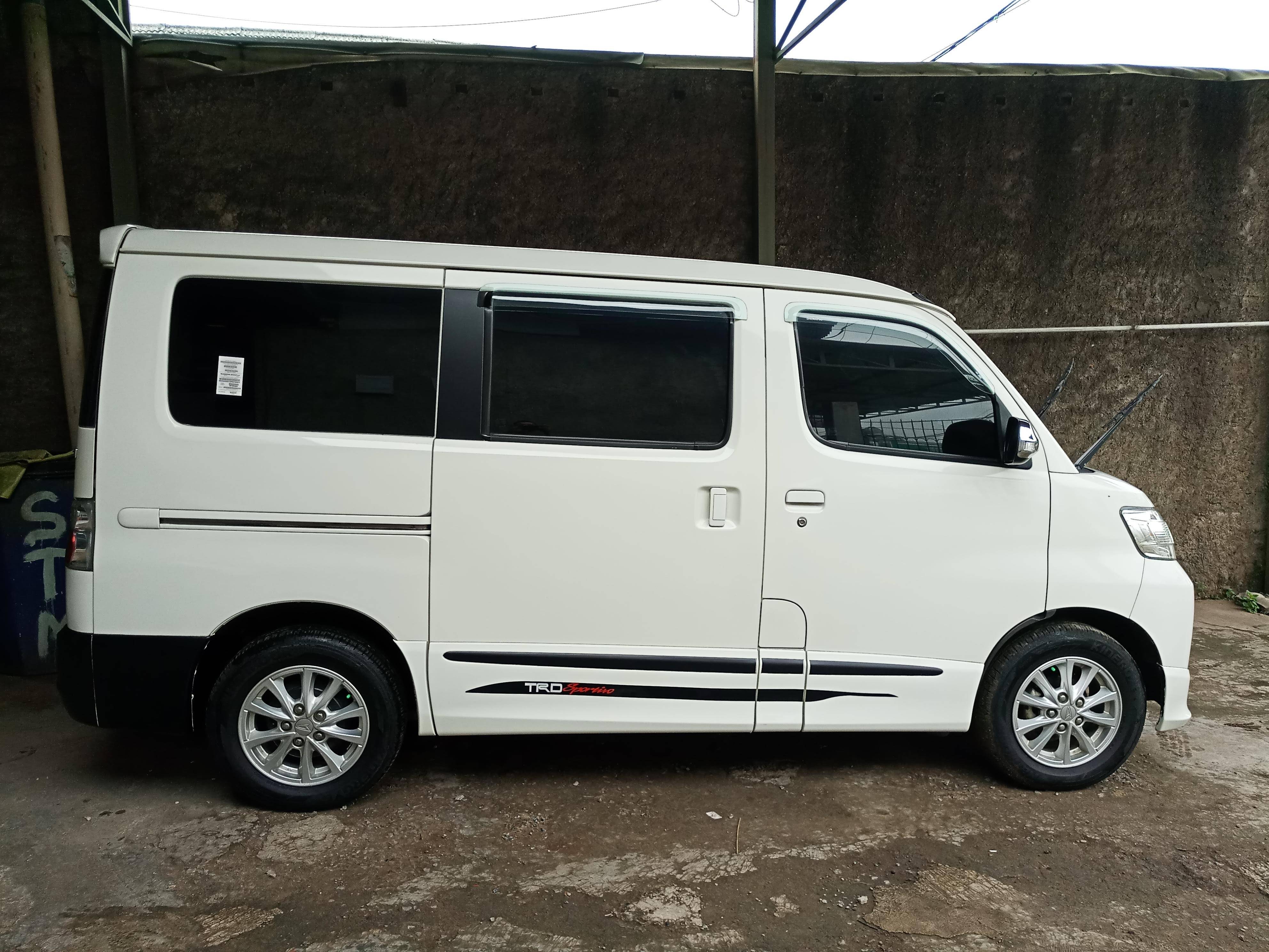 2015 Daihatsu Luxio 1.5L X MT ABS STD 2015 Daihatsu Luxio 1.5L X MT ABS STD