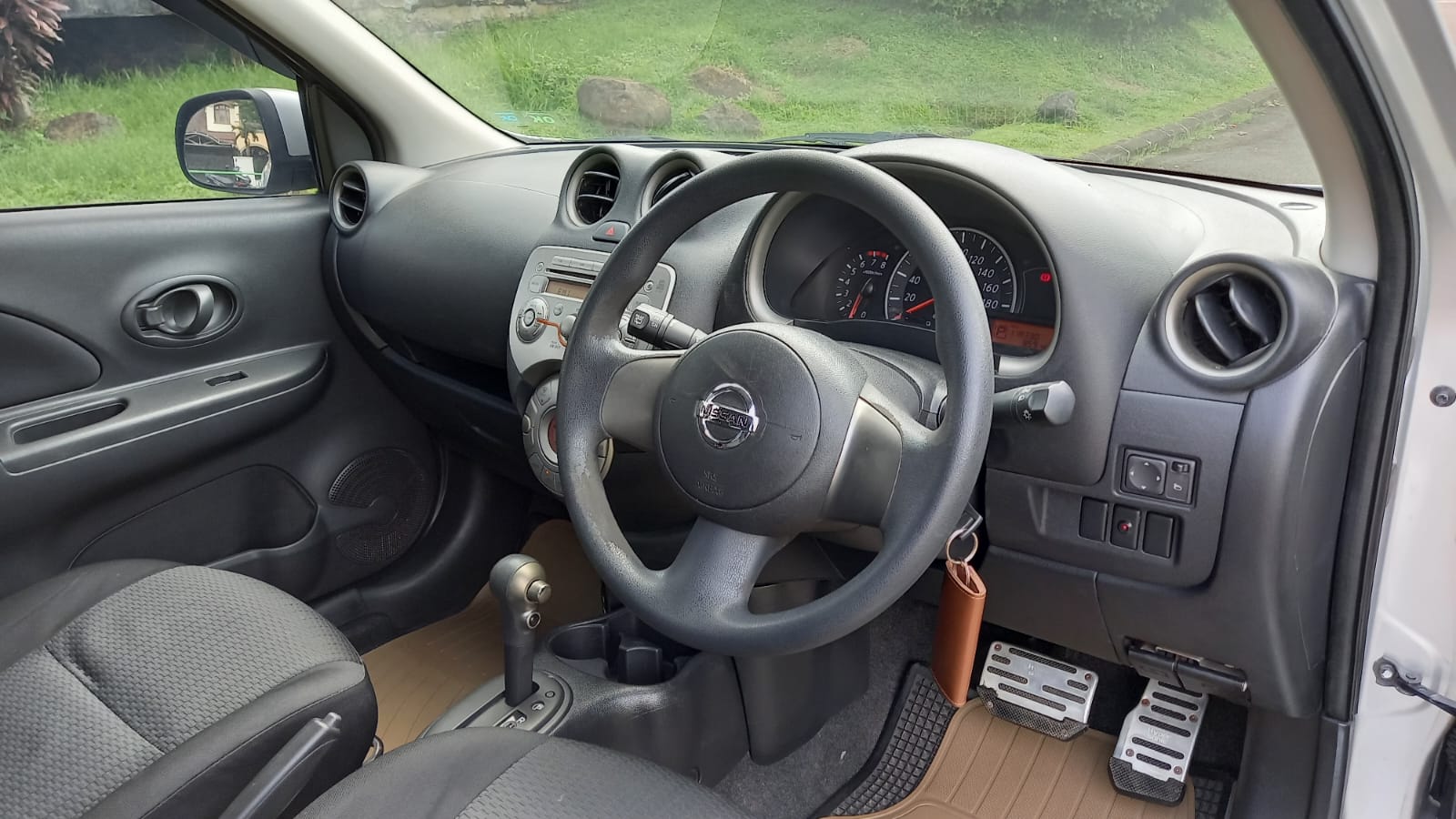 2011 Nissan March  1.2 XS AT 2011 Nissan March  1.2 XS AT