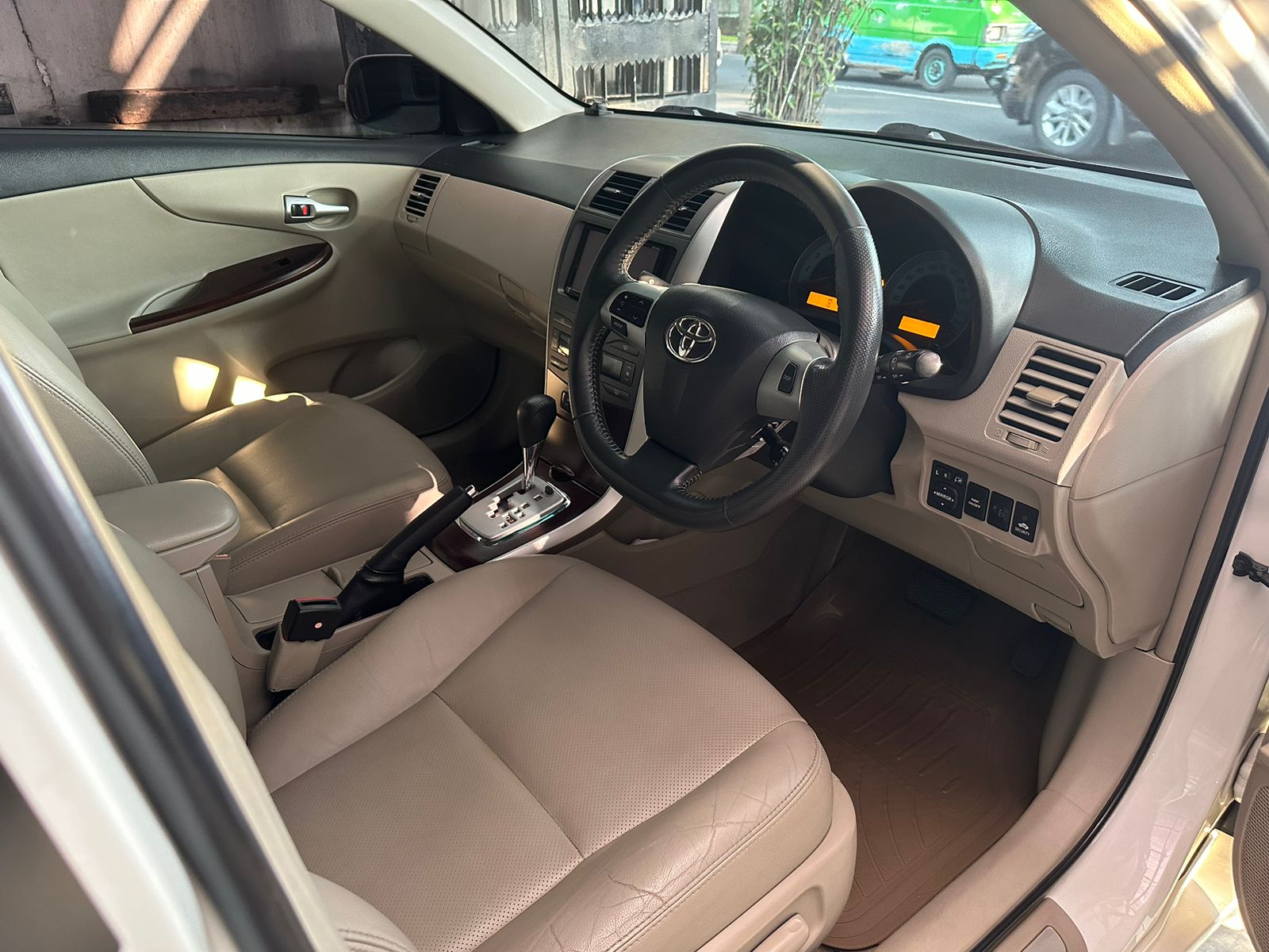 2011 Toyota Corolla Altis V 2.0L AT 2011 Toyota Corolla Altis V 2.0L AT