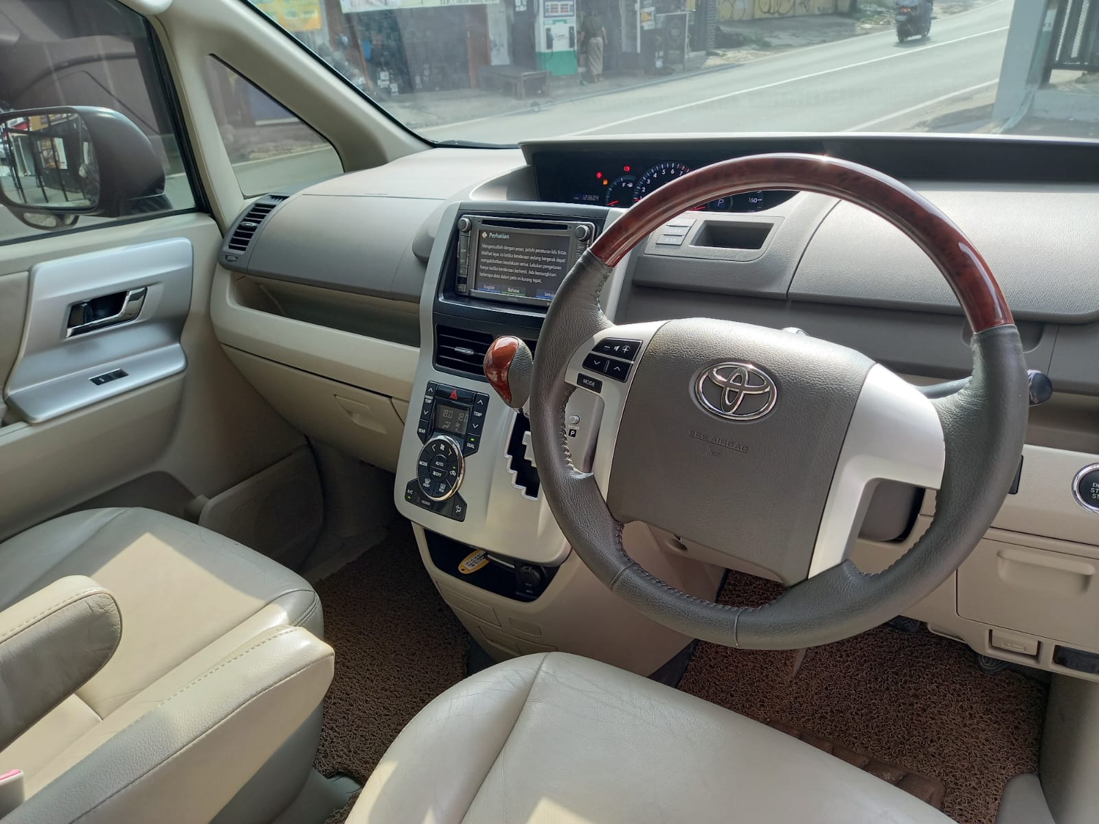 2013 Toyota NAV1  VAtLuxury 2013 Toyota NAV1  VAtLuxury