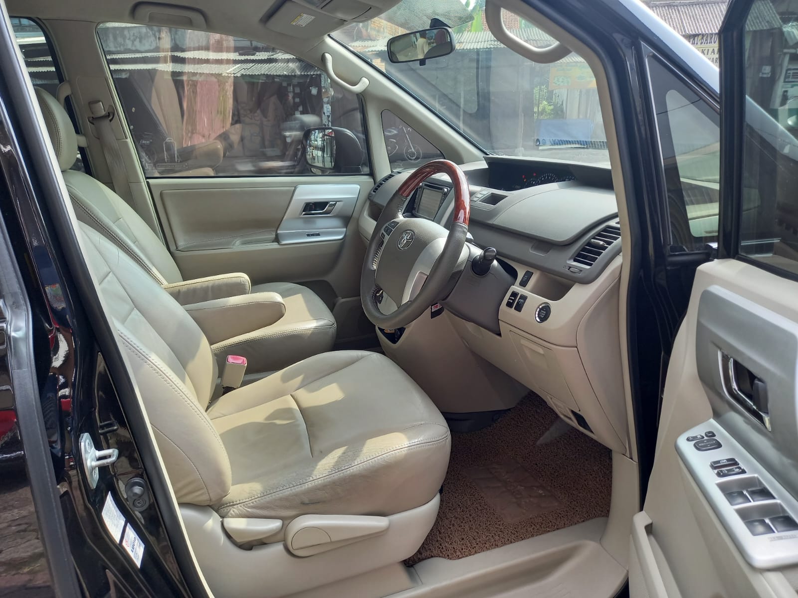 2013 Toyota NAV1  VAtLuxury 2013 Toyota NAV1  VAtLuxury