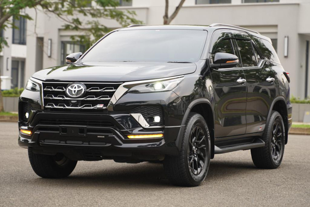 2022 Toyota Fortuner 4x2 2.8 GR Sport AT DSL 2022 Toyota Fortuner 4x2 2.8 GR Sport AT DSL
