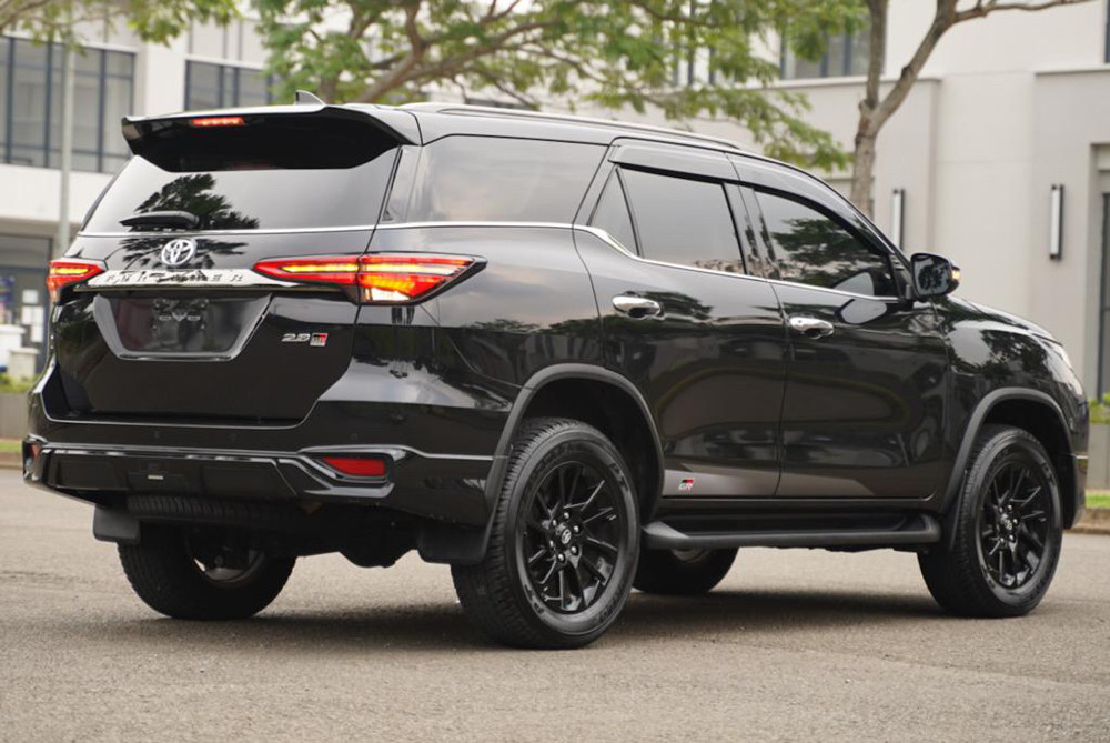 2022 Toyota Fortuner 4x2 2.8 GR Sport AT DSL 2022 Toyota Fortuner 4x2 2.8 GR Sport AT DSL