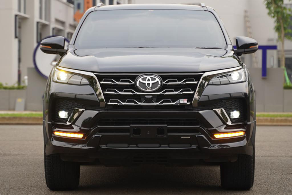 2022 Toyota Fortuner 4x2 2.8 GR Sport AT DSL 2022 Toyota Fortuner 4x2 2.8 GR Sport AT DSL