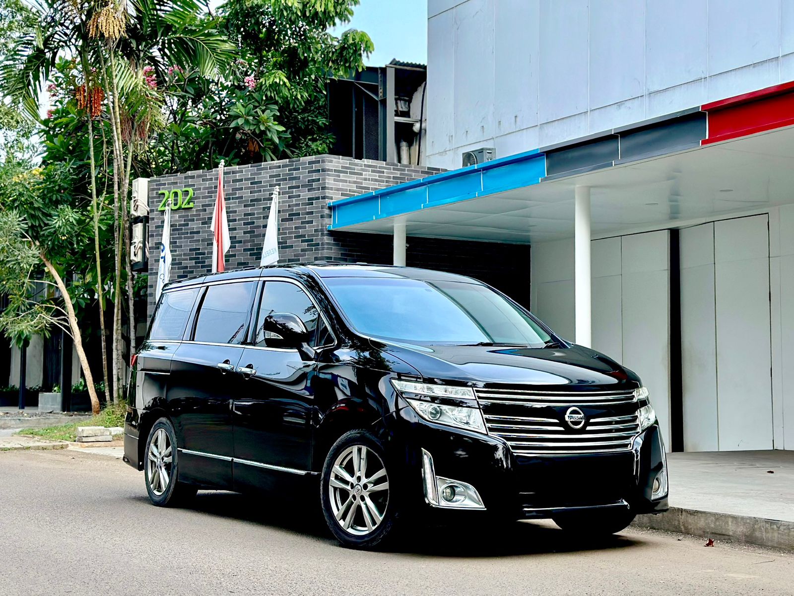 2011 Nissan Elgrand 3.5 AT HWS Bekas 2011 Nissan Elgrand 3.5 AT HWS Bekas