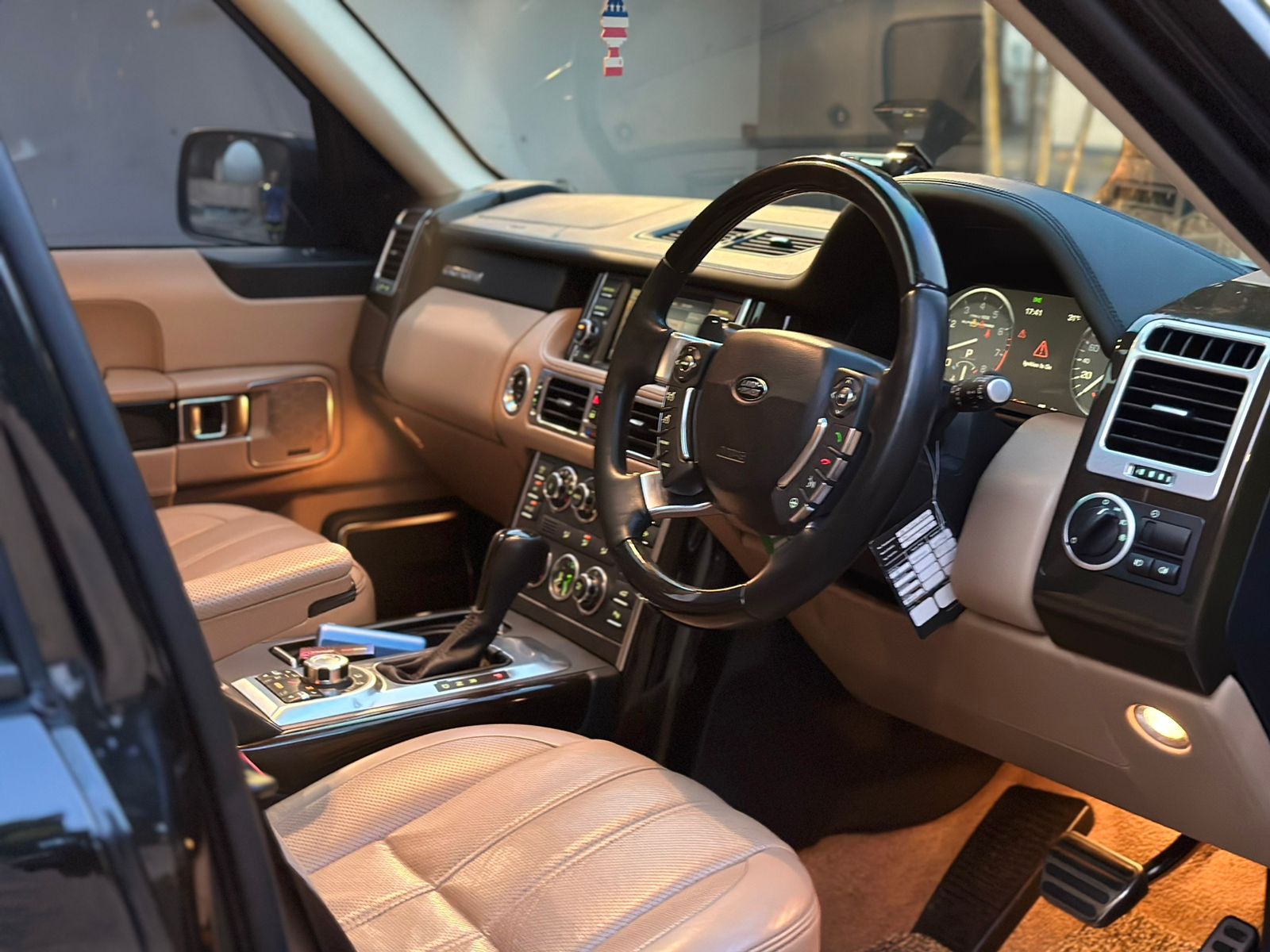 2011 Land Rover Range Rover Vogue 5.0 AUTOBIOGRAPHY AT 2011 Land Rover Range Rover Vogue 5.0 AUTOBIOGRAPHY AT