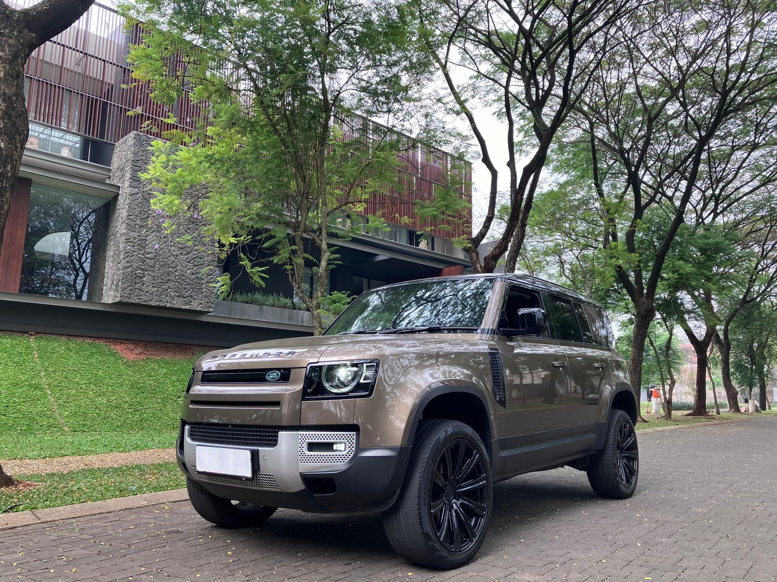 Second Hand 2021 Land Rover Defender 110 2.0L SE 110 Second Hand 2021 Land Rover Defender 110 2.0L SE 110