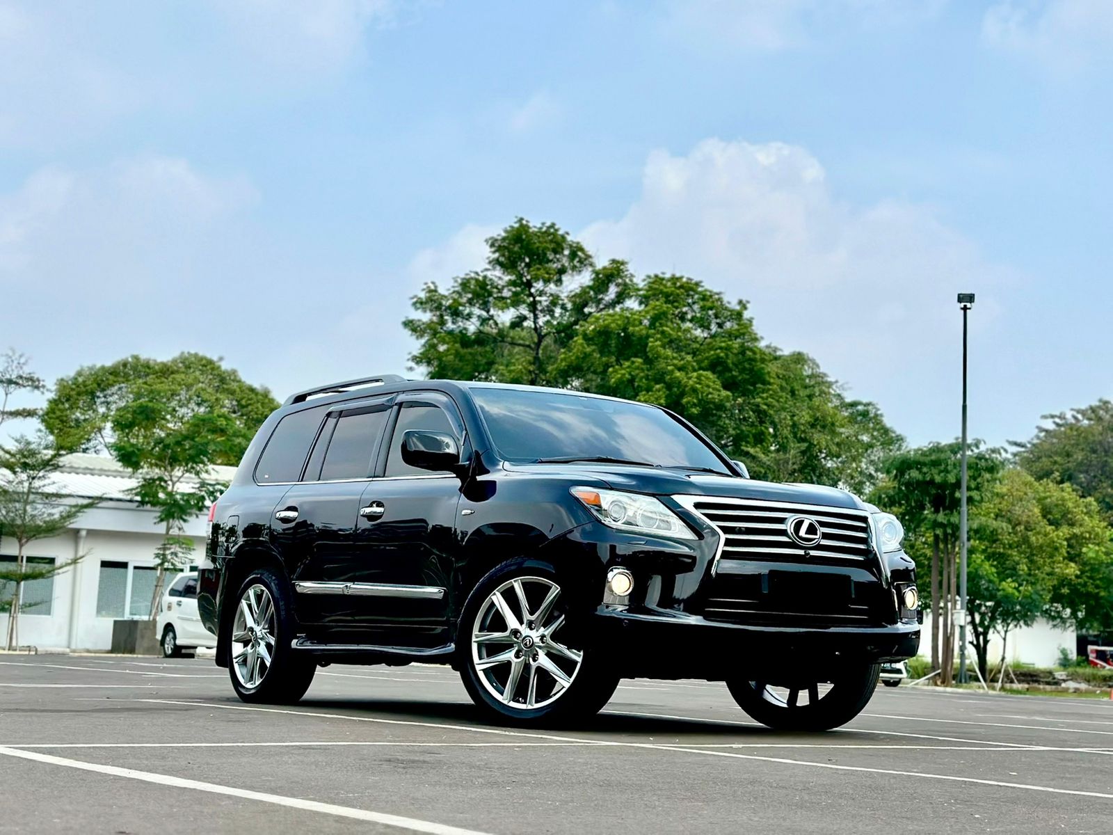 2011 Lexus LX 570 LUX AT Bekas 2011 Lexus LX 570 LUX AT Bekas