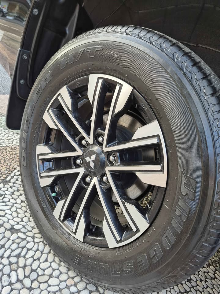 2021 Mitsubishi Pajero Sport Dakar AT 4x2 2021 Mitsubishi Pajero Sport Dakar AT 4x2