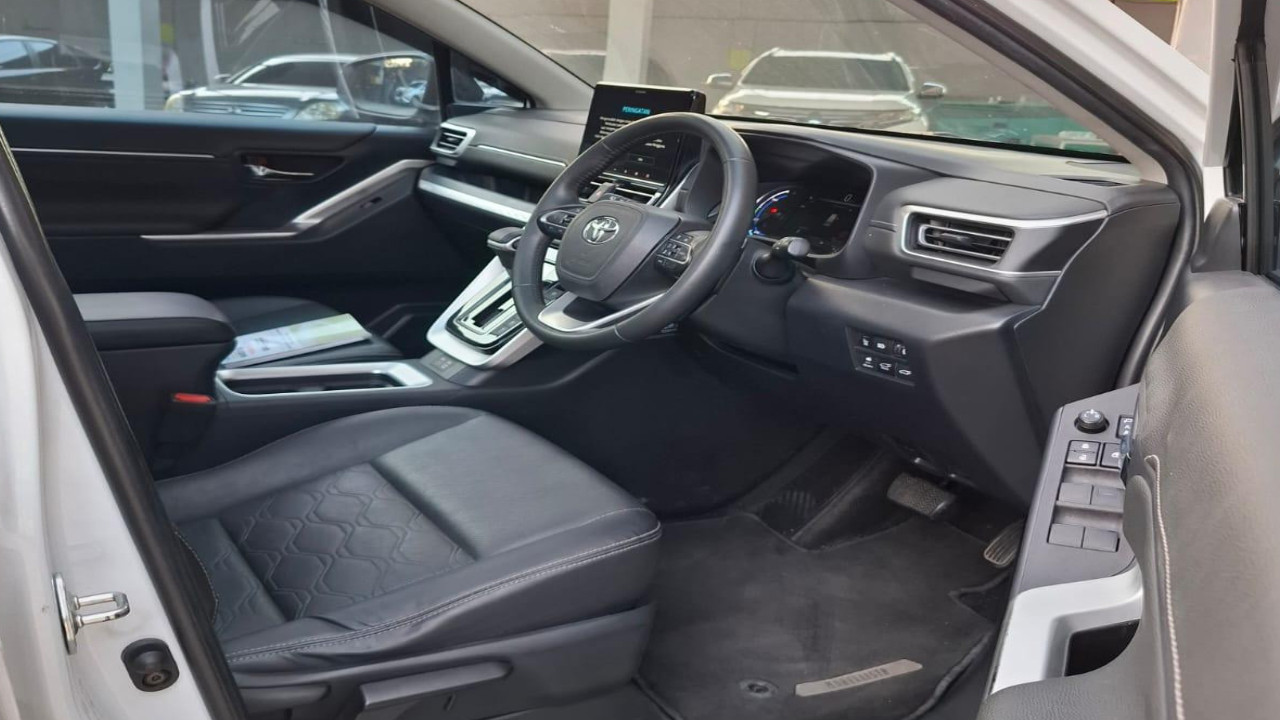 2022 Toyota Kijang Innova Zenix Hybrid EV 2022 Toyota Kijang Innova Zenix Hybrid EV