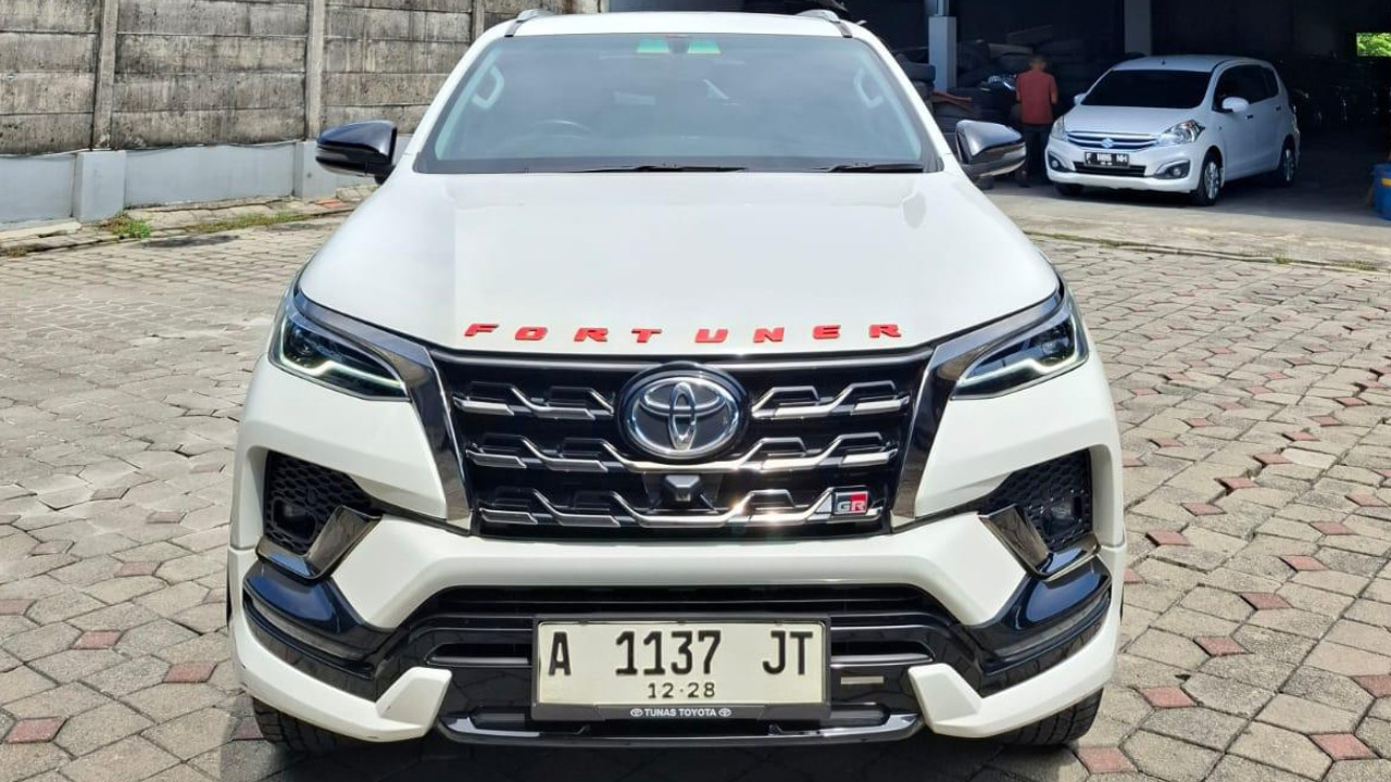 2023 Toyota Fortuner 2.8 GR Sport 4x4 AT Bekas 2023 Toyota Fortuner 2.8 GR Sport 4x4 AT Bekas