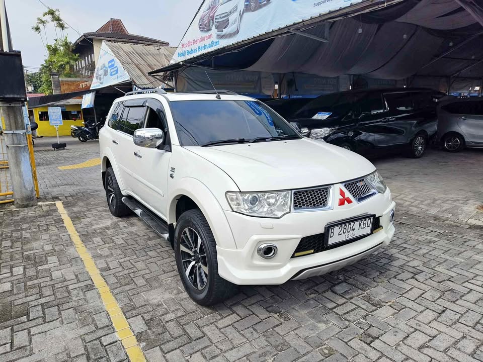 2013 Mitsubishi Pajero DAKAR 4X2 AT LIMITED 2013 Mitsubishi Pajero DAKAR 4X2 AT LIMITED