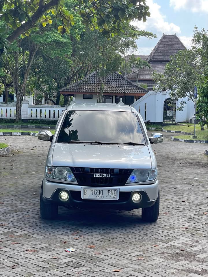 Second Hand 2005 Isuzu Panther LM SMART 2.5 MT Second Hand 2005 Isuzu Panther LM SMART 2.5 MT