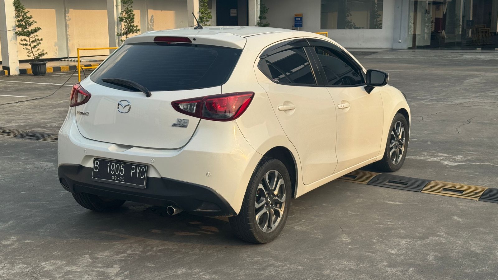 2015 Mazda 2  R AT 2015 Mazda 2  R AT