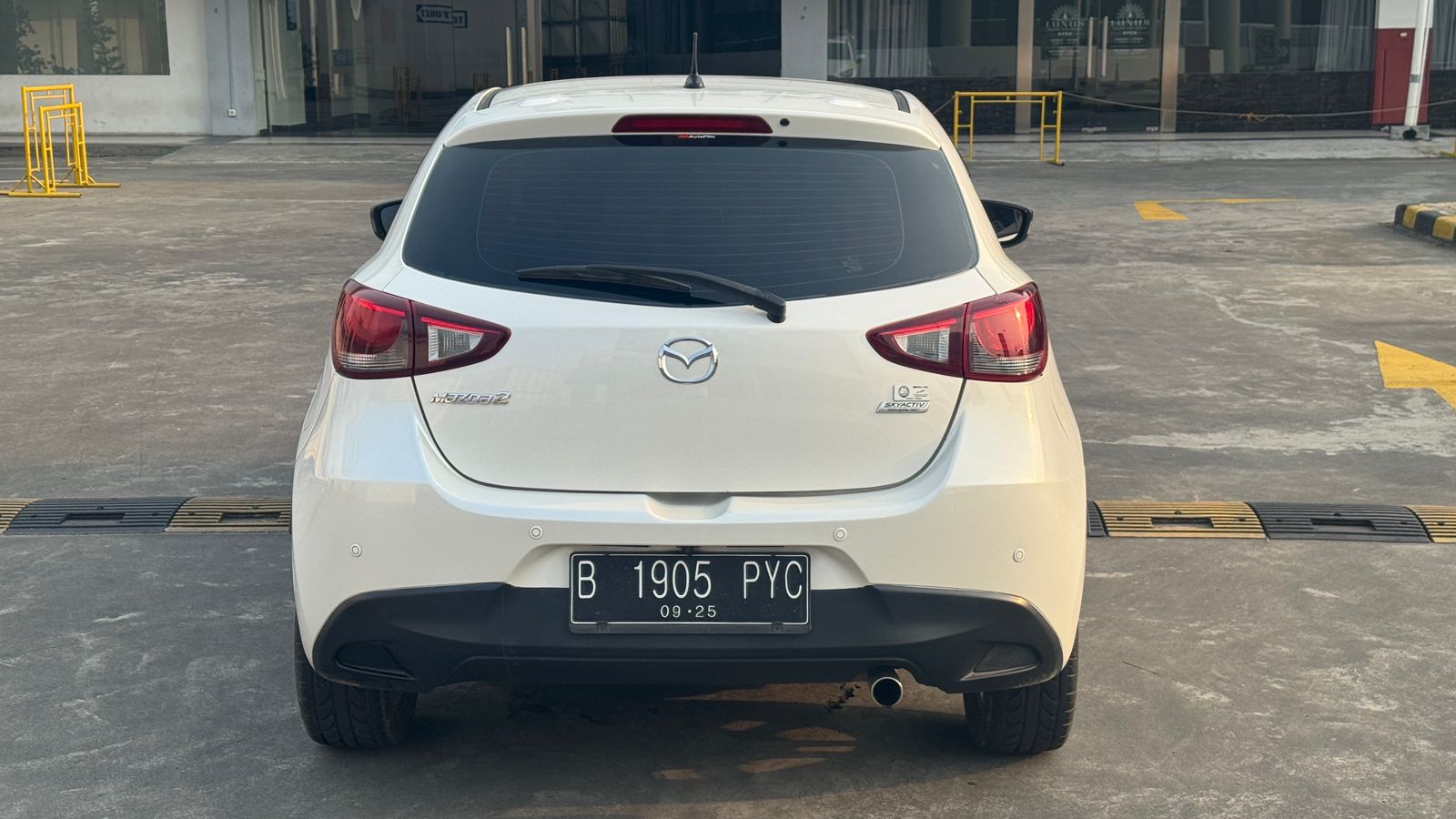 2015 Mazda 2  R AT 2015 Mazda 2  R AT