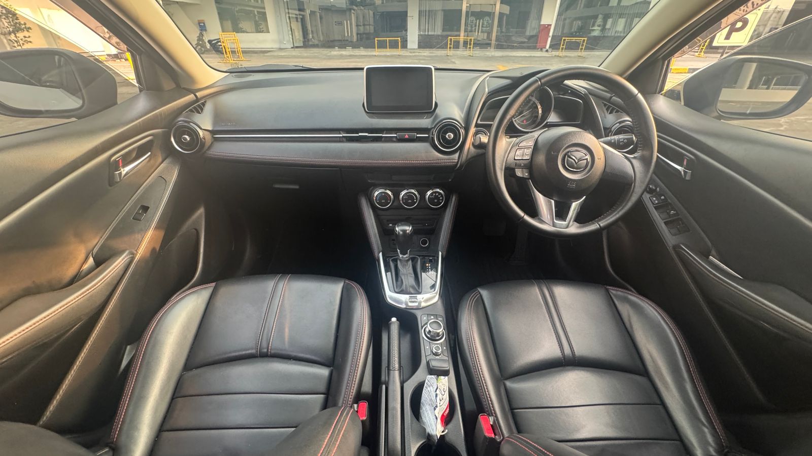 2015 Mazda 2  R AT 2015 Mazda 2  R AT