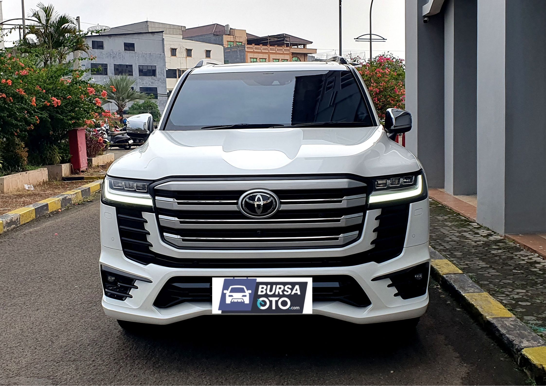 2023 Toyota Land Cruiser VX-R Bekas 2023 Toyota Land Cruiser VX-R Bekas