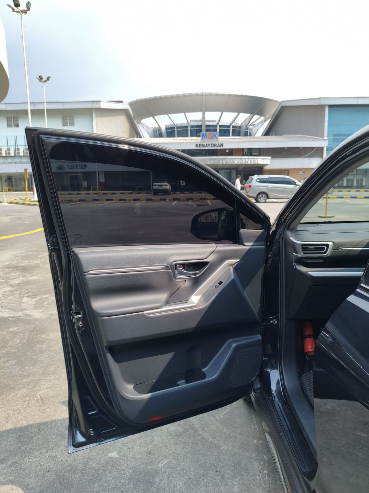 2023 Toyota Kijang Innova Zenix Hybrid EV 2023 Toyota Kijang Innova Zenix Hybrid EV