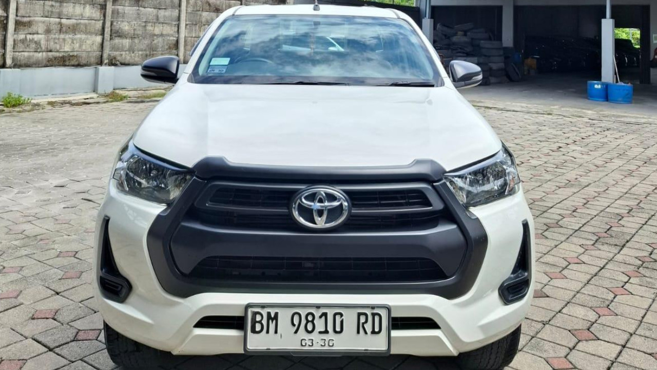 2022 Toyota Hilux 2.4L D-Cab E MT