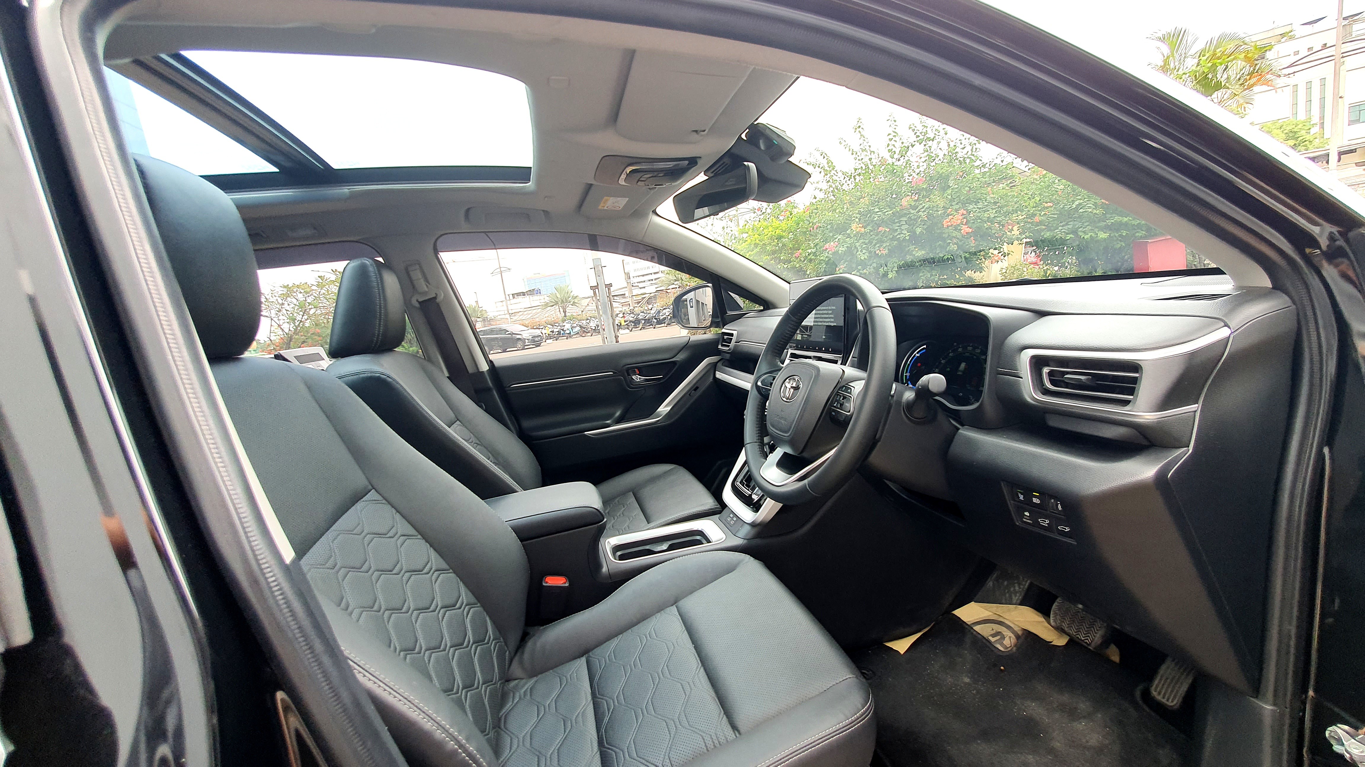 2024 Toyota Kijang Innova Zenix Hybrid EV 2024 Toyota Kijang Innova Zenix Hybrid EV