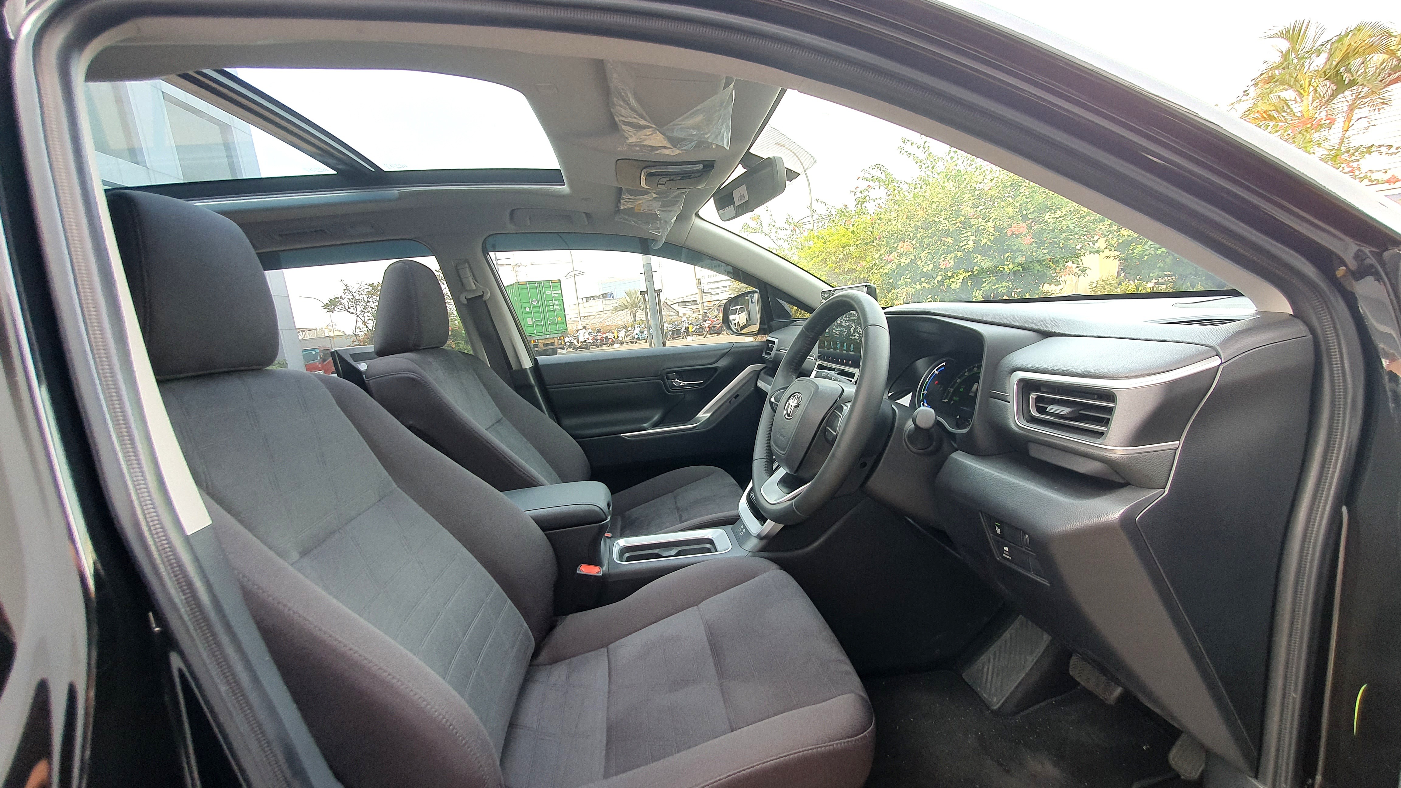 2024 Toyota Kijang Innova Zenix Hybrid EV 2024 Toyota Kijang Innova Zenix Hybrid EV