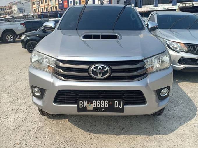 2015 Toyota Hilux 2.4L D-Cab V AT 2.4L D-Cab V AT bekas
