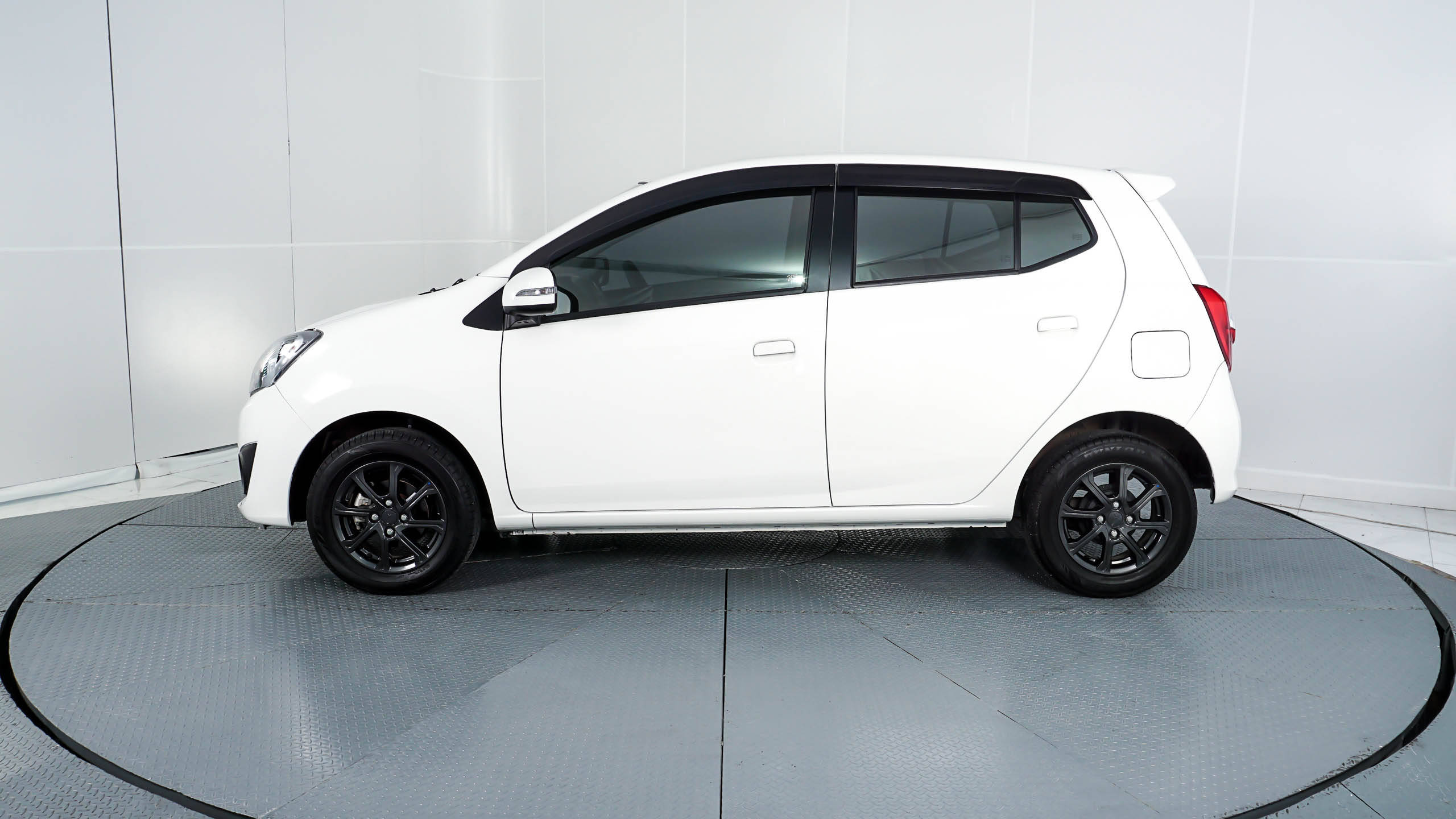 Old 2021 Daihatsu Ayla 1.0L X AT 1.0L X AT
