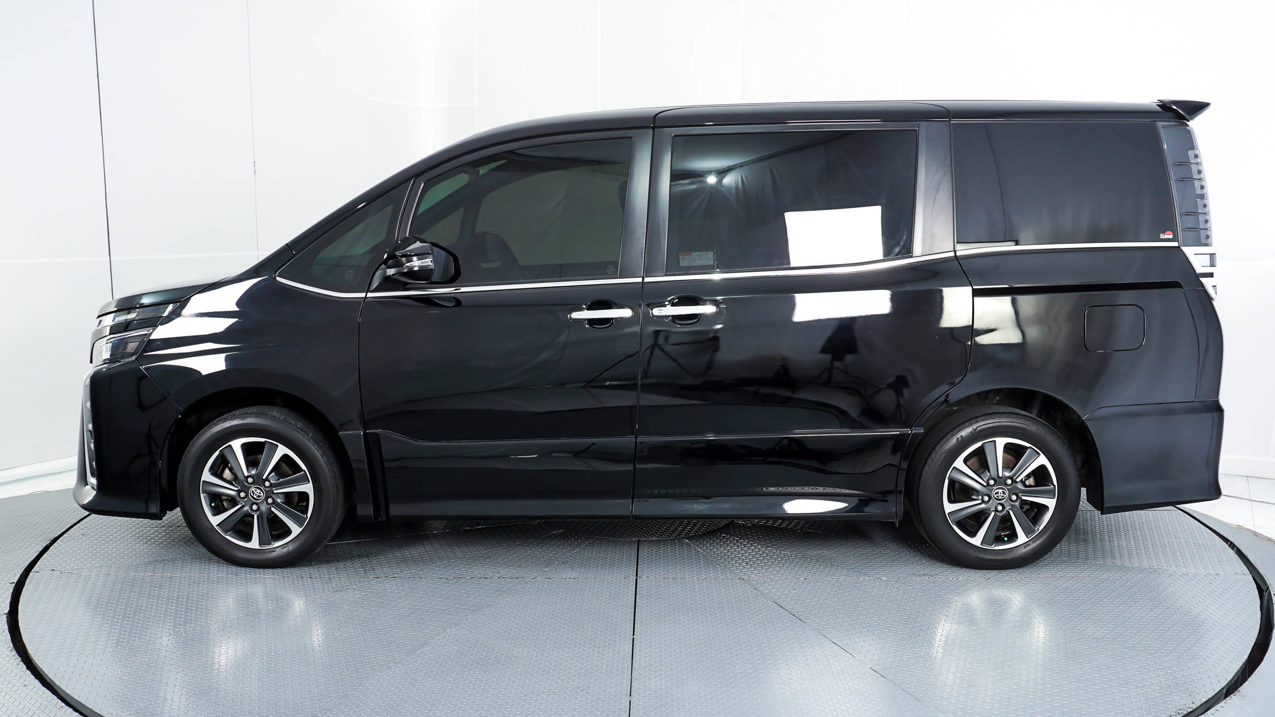 Old 2018 Toyota Voxy 2.0 CVT 2.0 CVT