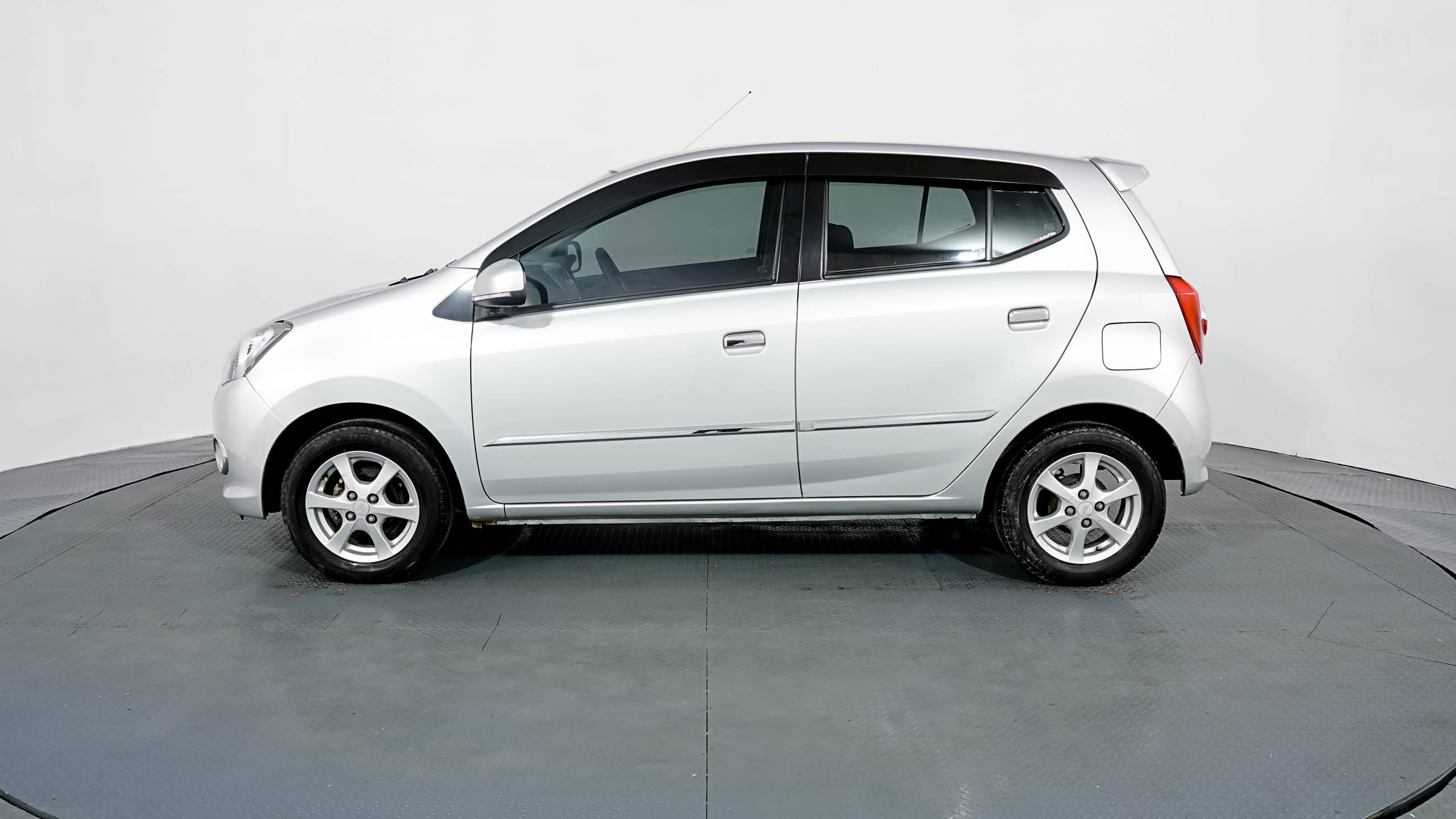 Old 2014 Daihatsu Ayla 1.0L X MT 1.0L X MT