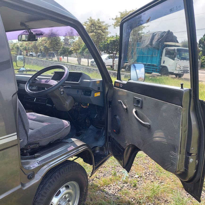 2004 Mitsubishi L300 2004 Mitsubishi L300