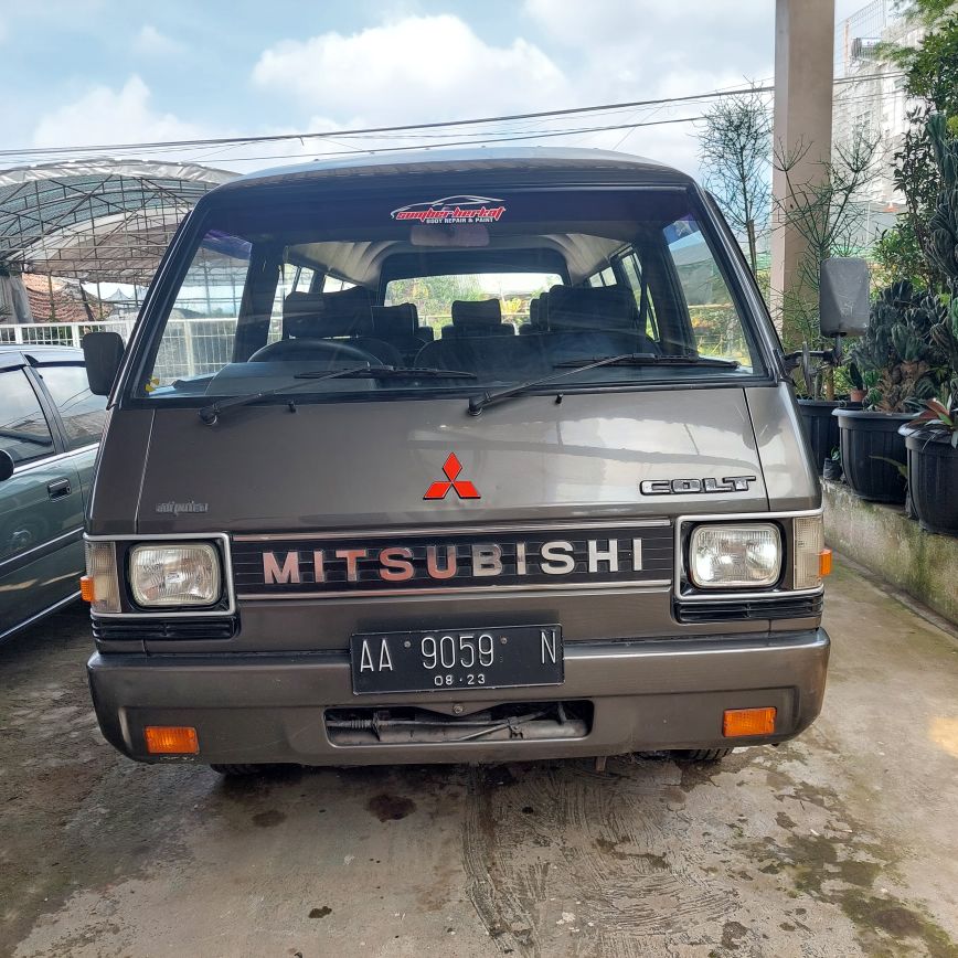 2004 Mitsubishi L300 2004 Mitsubishi L300