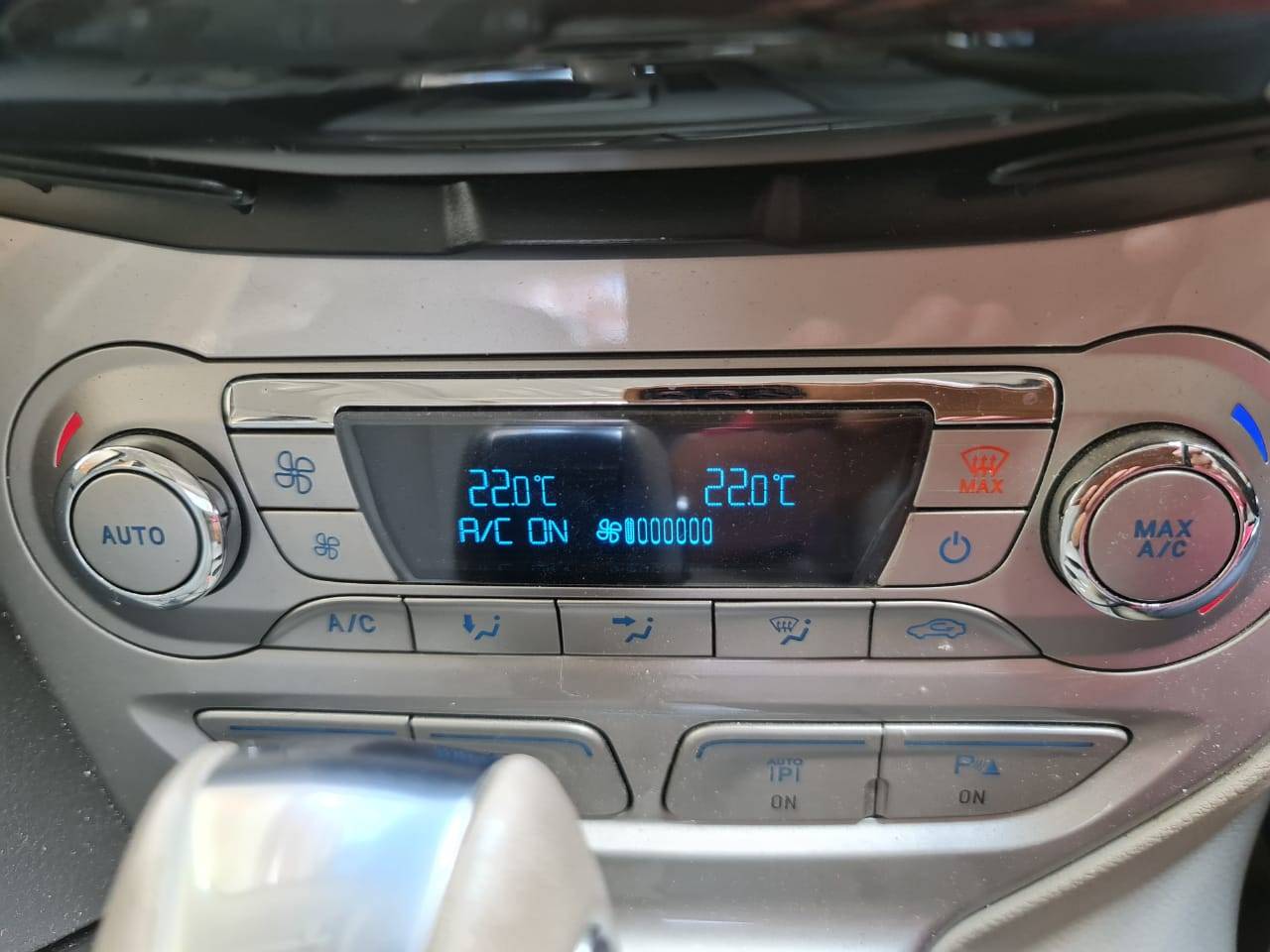 2014 Ford Focus Sedan Titanium 2.0L AT 2014 Ford Focus Sedan Titanium 2.0L AT