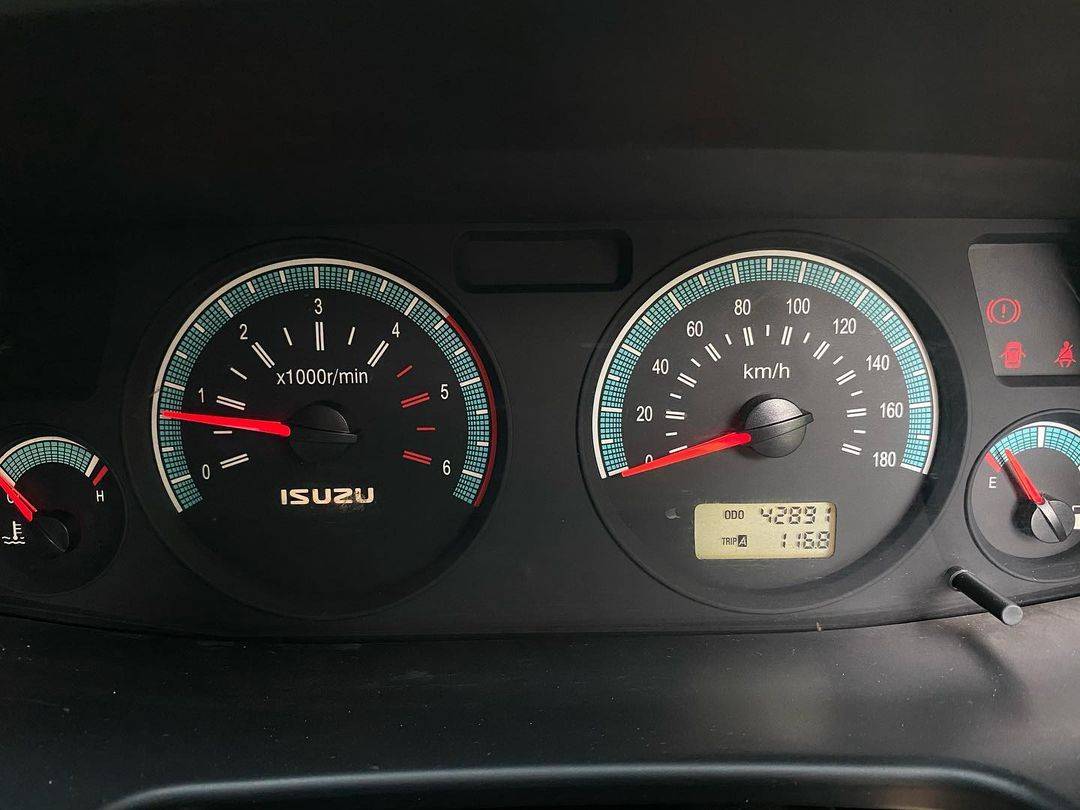 2014 Isuzu Panther LS 2.5L MT 2014 Isuzu Panther LS 2.5L MT
