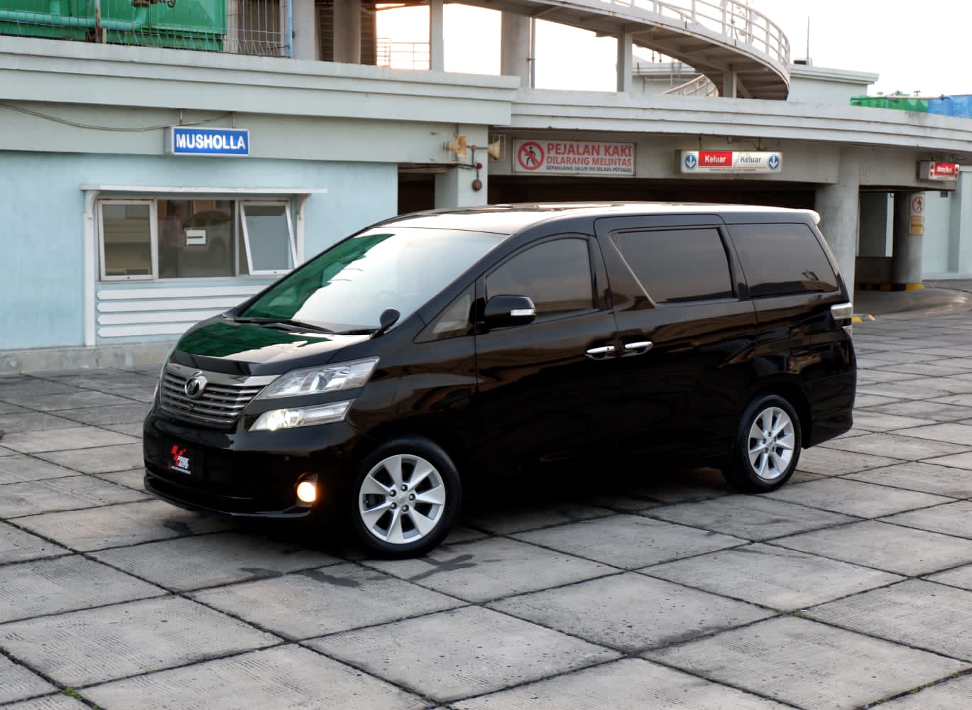 Old 2009 Toyota Vellfire  2.4 V AT 2.4 V AT