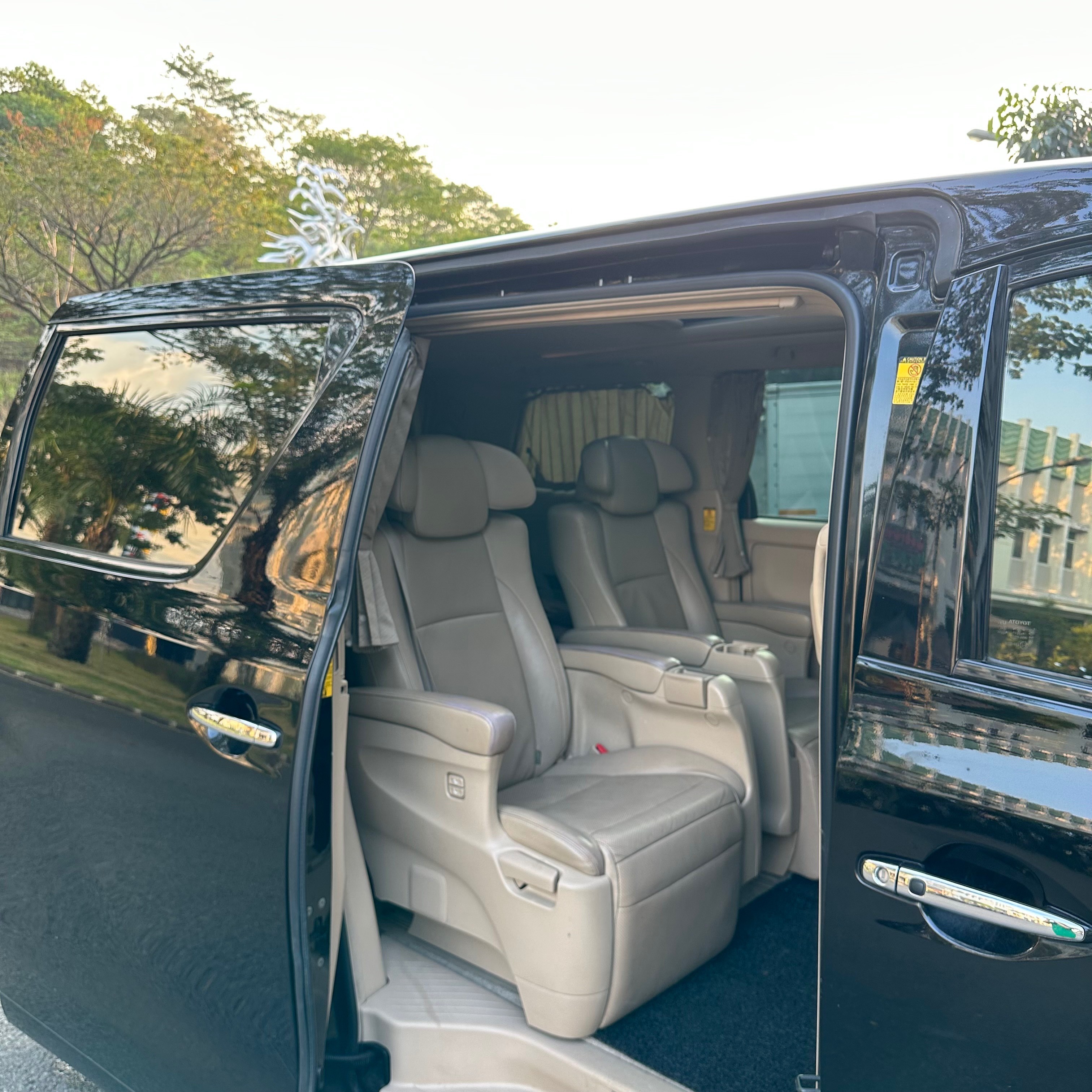 2013 Toyota Alphard  2.5 G A/T 2013 Toyota Alphard  2.5 G A/T