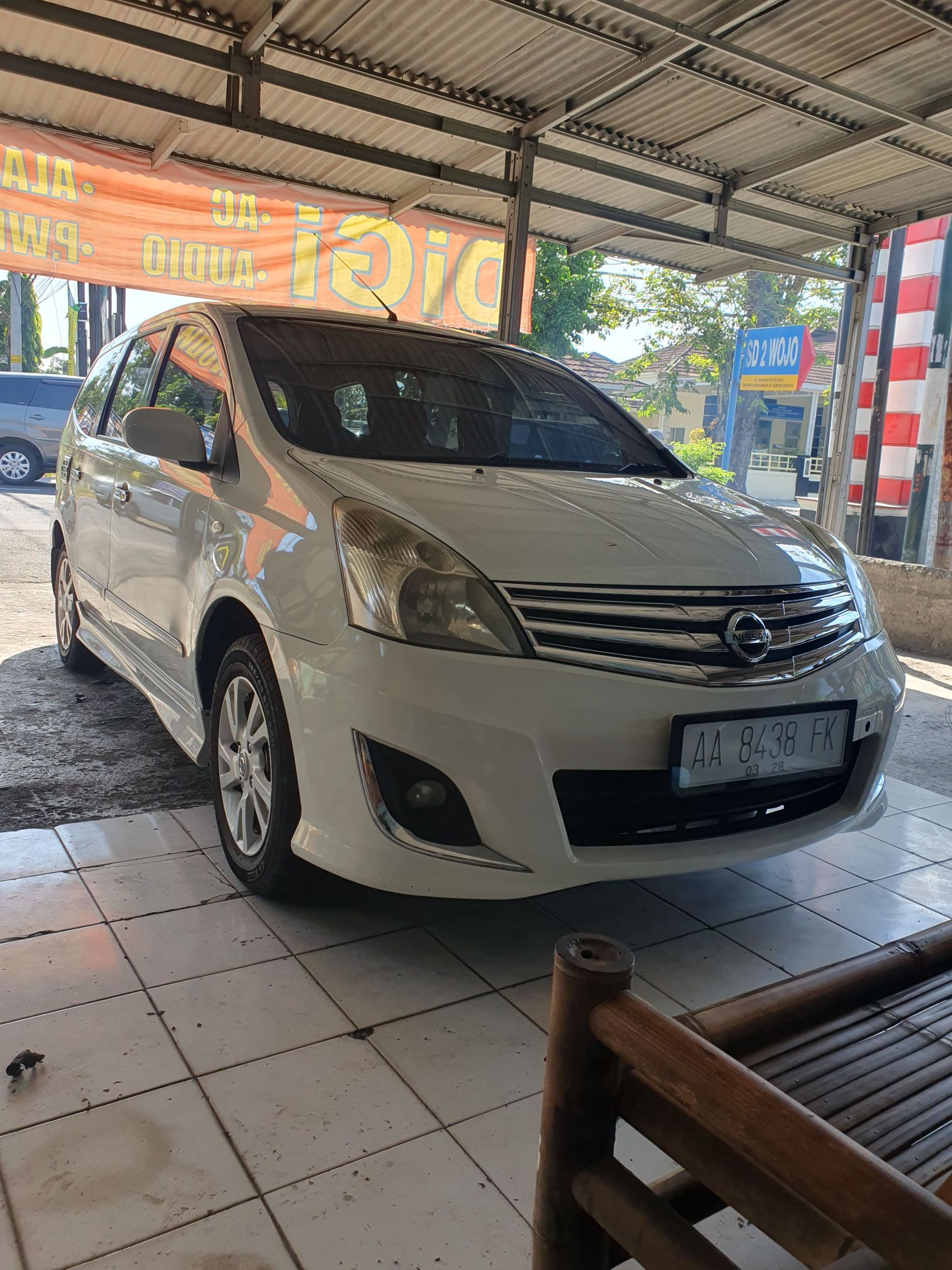 Second Hand 2012 Nissan Grand Livina Second Hand 2012 Nissan Grand Livina