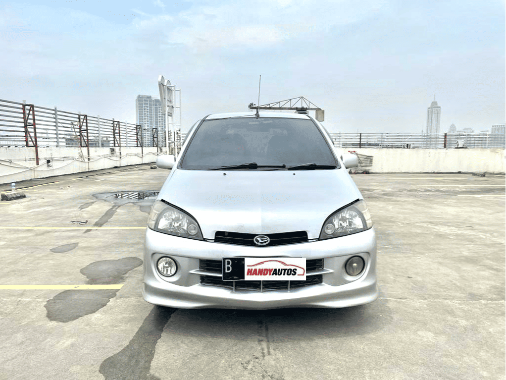 2002 Daihatsu YRV