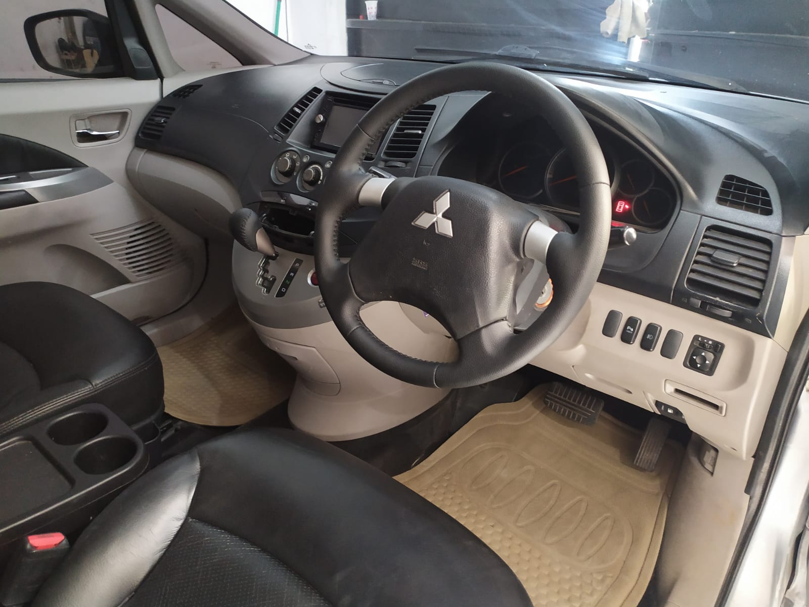 2010 Mitsubishi Grandis 2010 Mitsubishi Grandis