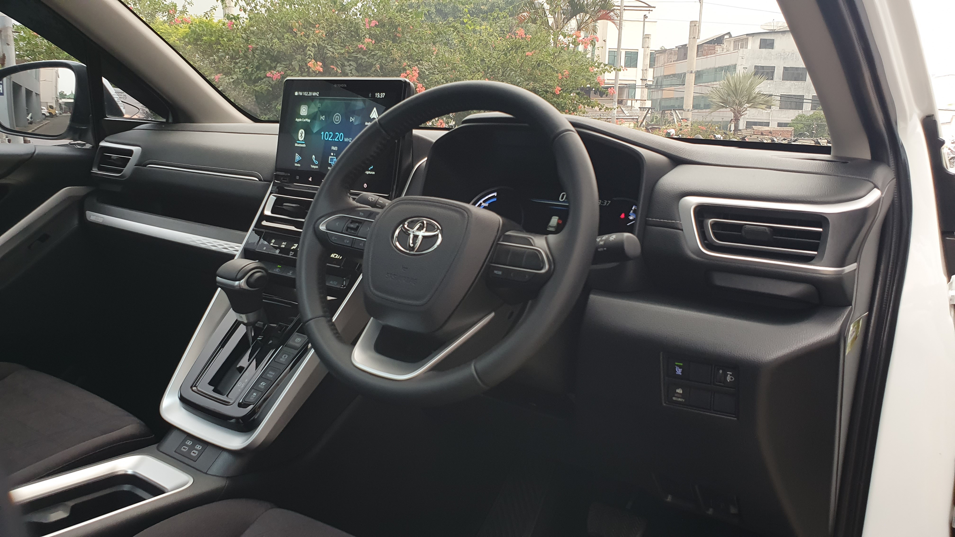 2024 Toyota Kijang Innova Zenix Hybrid EV 2024 Toyota Kijang Innova Zenix Hybrid EV