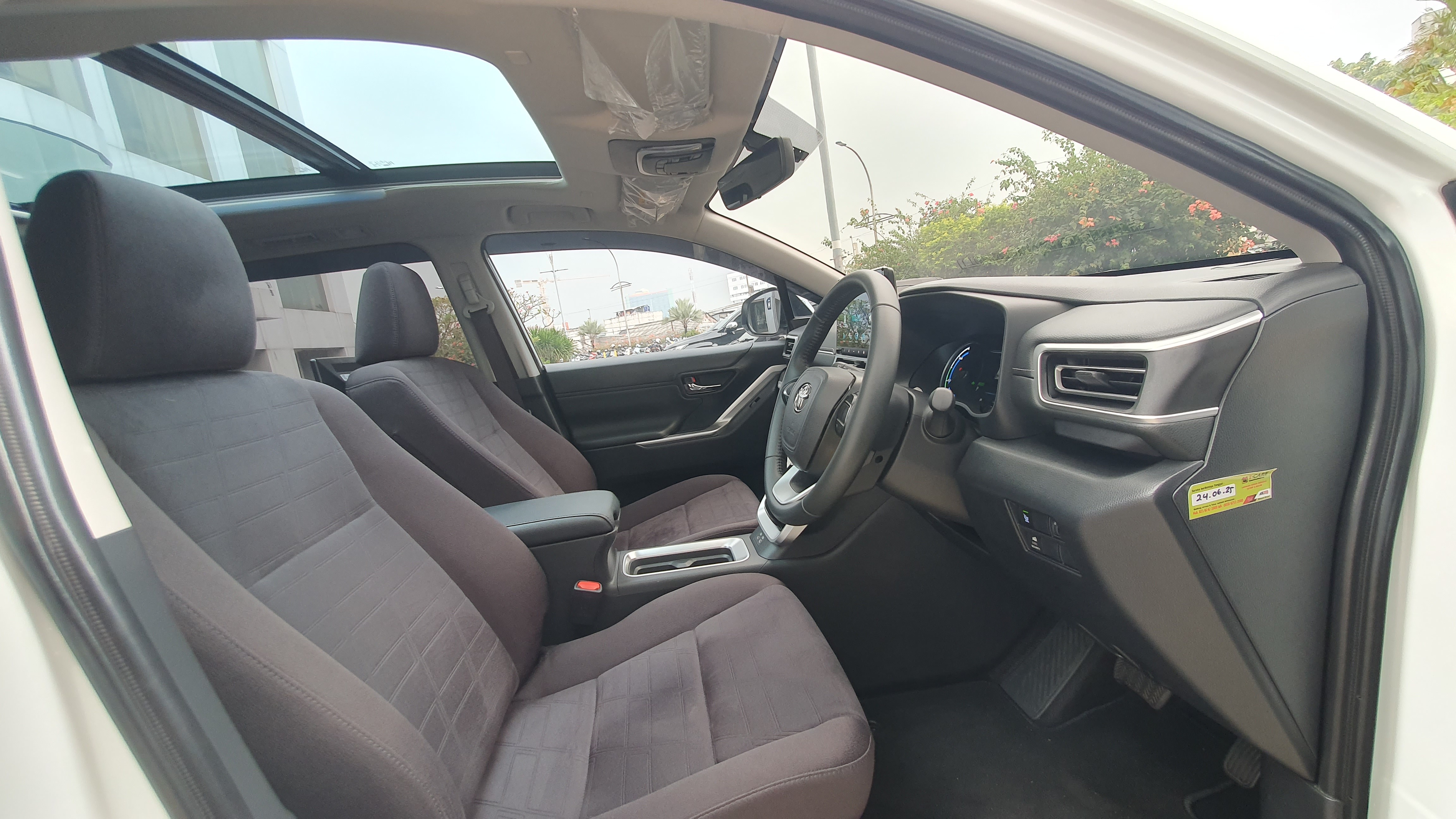 2024 Toyota Kijang Innova Zenix Hybrid EV 2024 Toyota Kijang Innova Zenix Hybrid EV