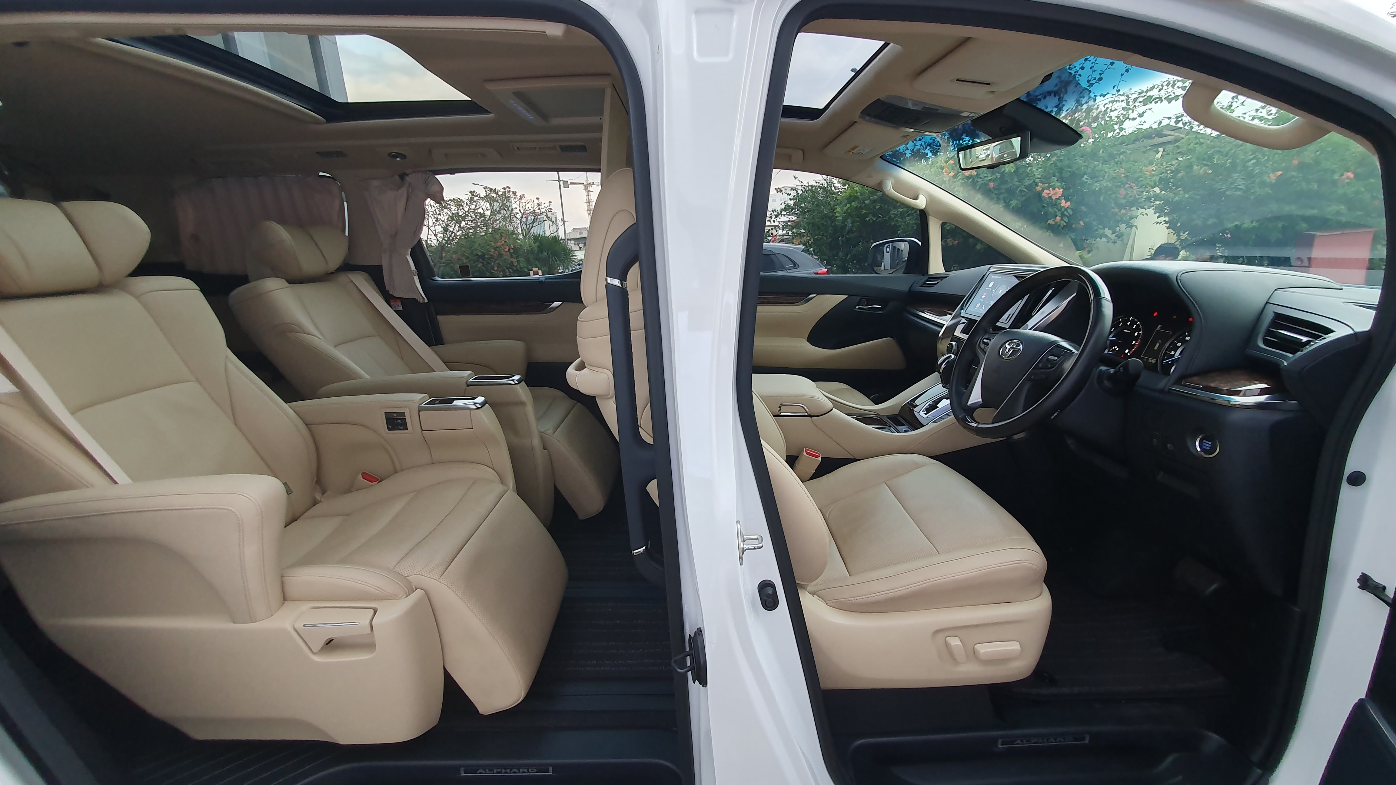 2023 Toyota Alphard  2.5 G A/T 2023 Toyota Alphard  2.5 G A/T