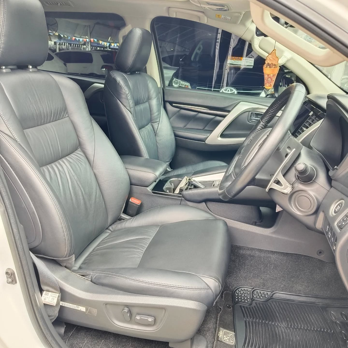 2021 Mitsubishi Pajero Sport Dakar AT 4x2 2021 Mitsubishi Pajero Sport Dakar AT 4x2