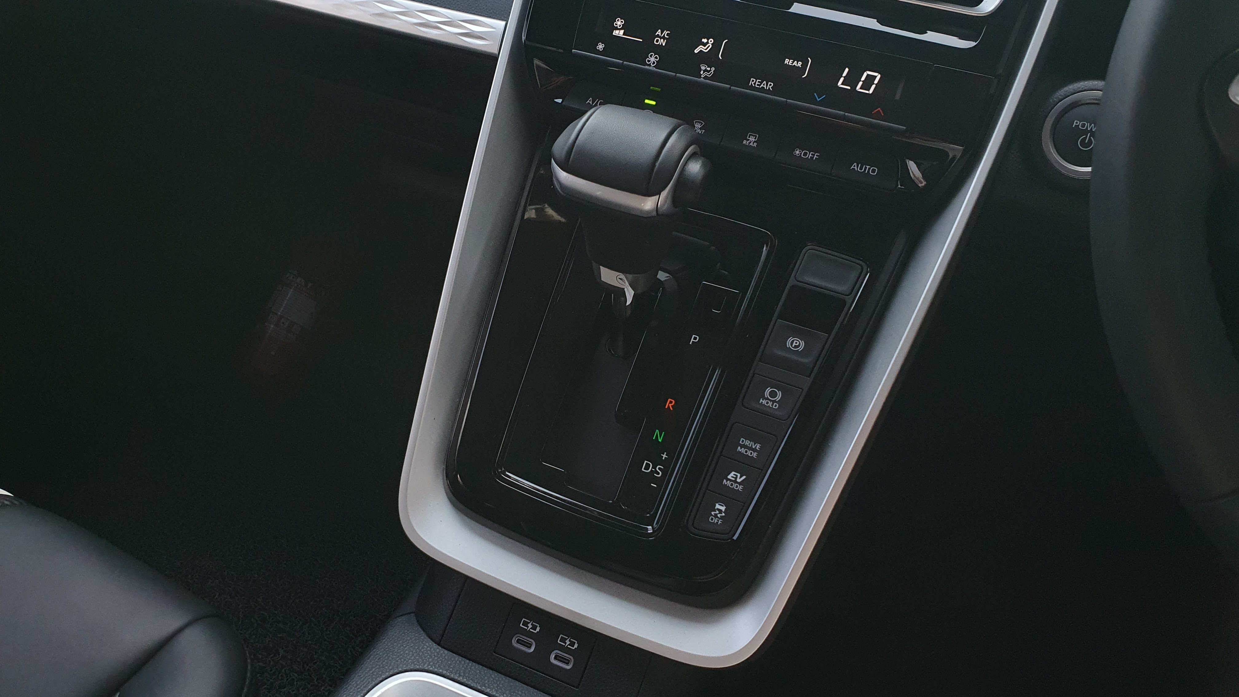 2024 Toyota Kijang Innova Zenix Hybrid EV 2024 Toyota Kijang Innova Zenix Hybrid EV