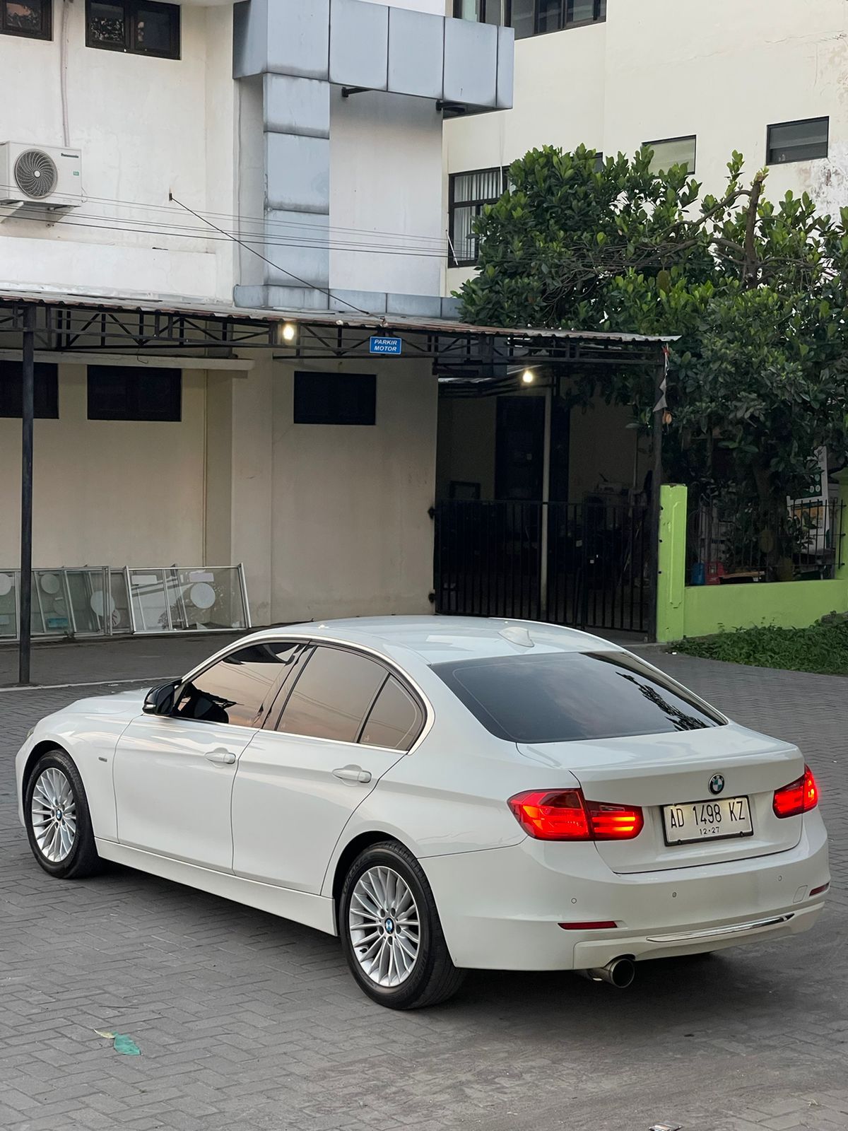 2013 BMW 3 Series Sedan  320i F30 LUXURY 2013 BMW 3 Series Sedan  320i F30 LUXURY