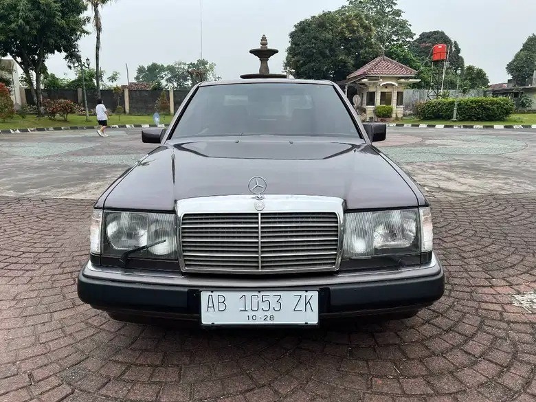 1993 Mercedes Benz E-Class  e220at Bekas 1993 Mercedes Benz E-Class  e220at Bekas