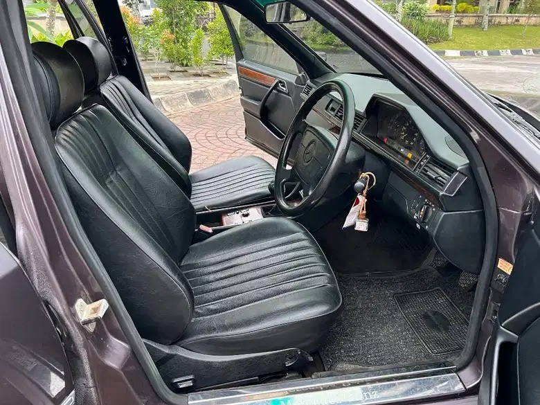 1993 Mercedes Benz E-Class  e220at 1993 Mercedes Benz E-Class  e220at