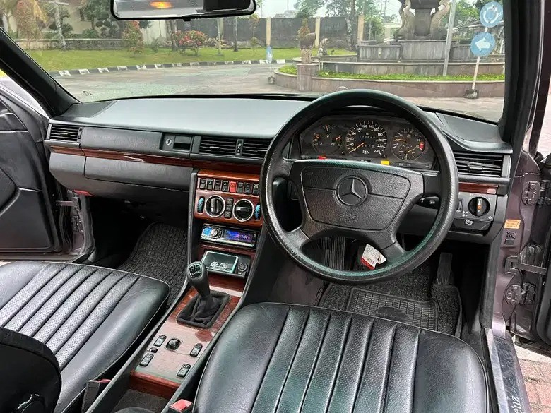 1993 Mercedes Benz E-Class  e220at 1993 Mercedes Benz E-Class  e220at