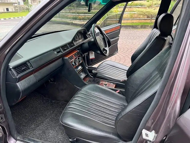 1993 Mercedes Benz E-Class  e220at 1993 Mercedes Benz E-Class  e220at