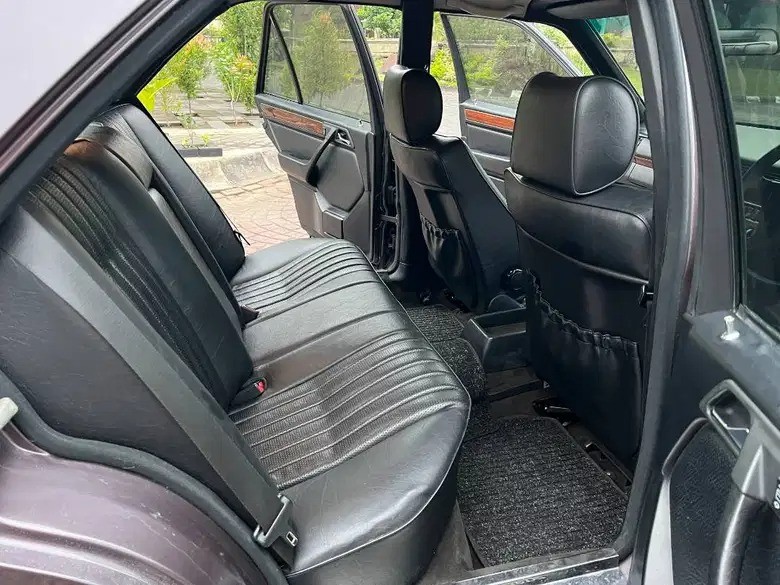 1993 Mercedes Benz E-Class  e220at 1993 Mercedes Benz E-Class  e220at