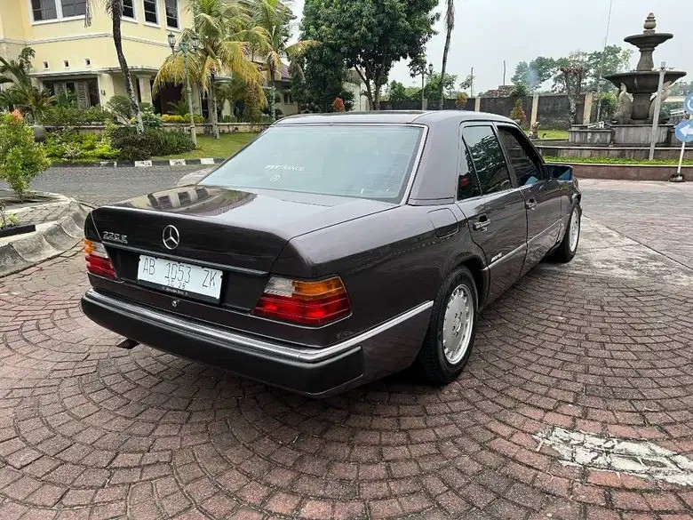 1993 Mercedes Benz E-Class  e220at 1993 Mercedes Benz E-Class  e220at